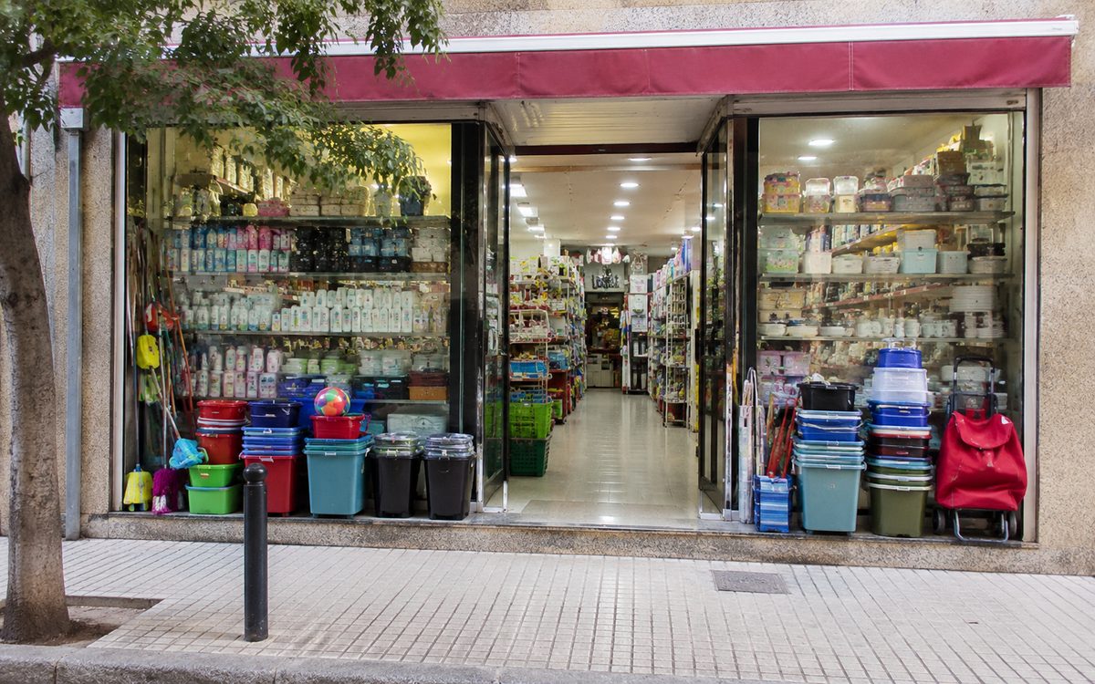 Interior de bazar chino en Celra