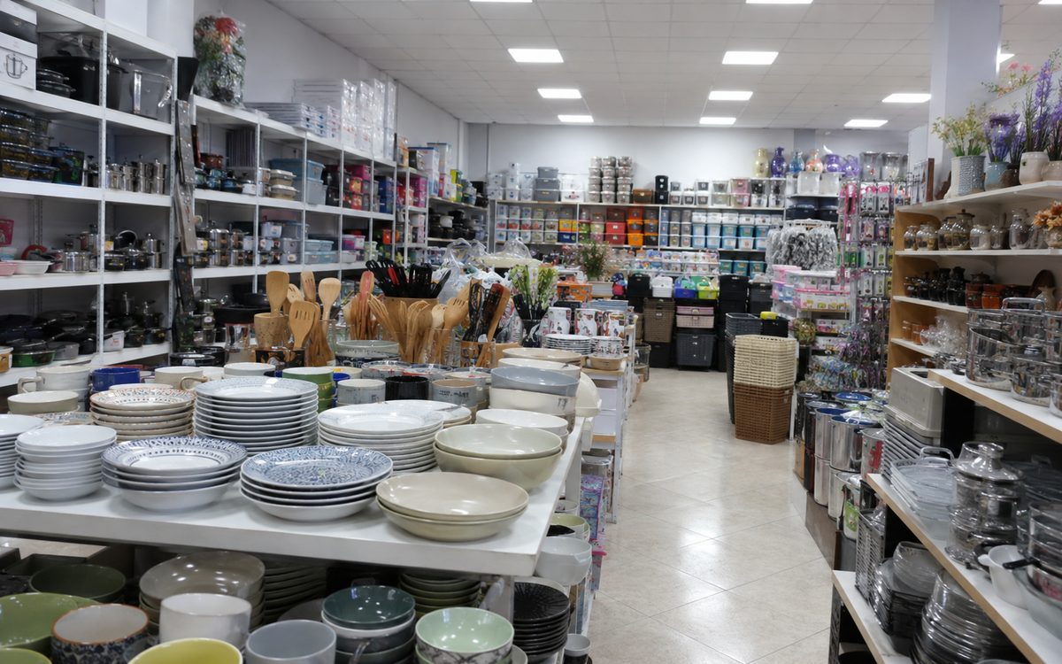 Interior de bazar chino en Cadaques