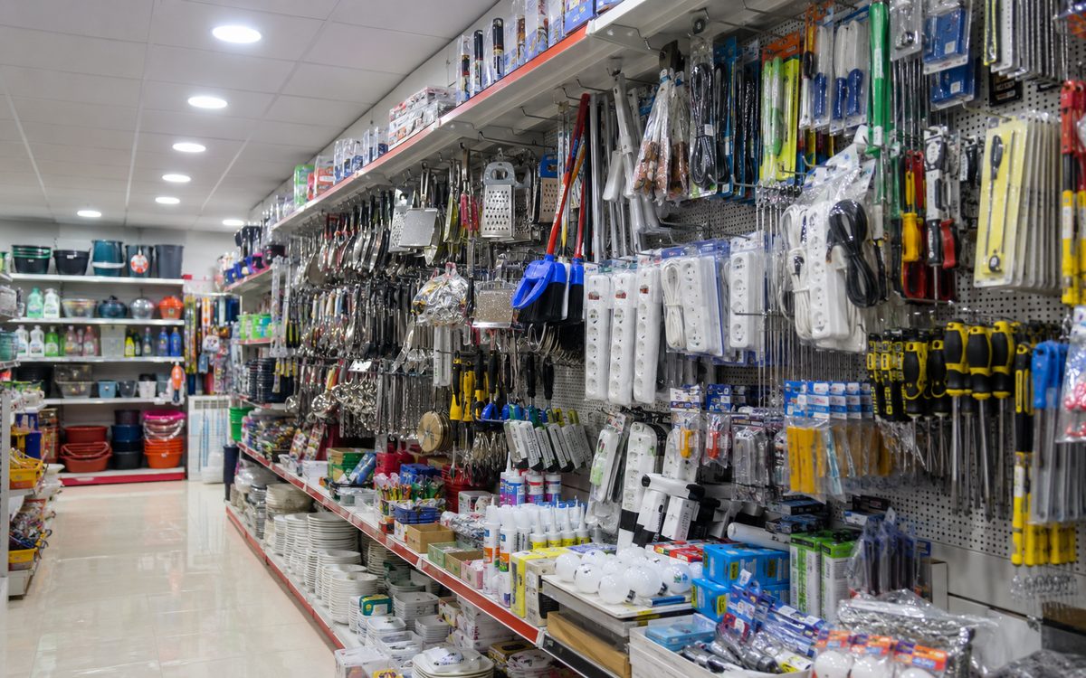 Interior de bazar chino en Monzon